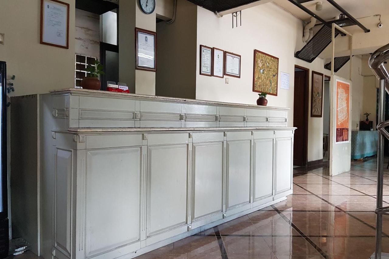 Oyo 3819 Hotel Winotosastro Yogyakarta Exterior foto
